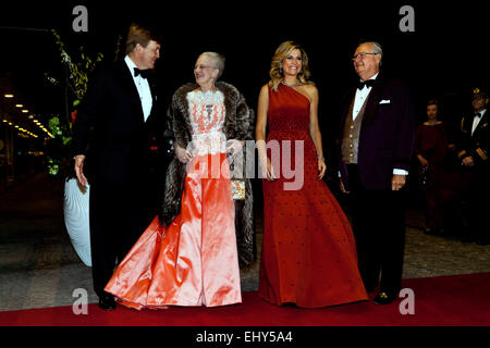 Kopenhagen, Dänemark. 18. März 2015. Niederländische König Willem-Alexander (links) und Königin Máxima (zweite, rechts) sind für Fotografen zu posieren, dänische Königin Margrethe mit Prinzgemahl Henrik bei Black Diamond in Kopenhagen, wo das niederländische Königspaar veranstalten ihre Rückkehr Anordnung Credit: OJPHOTOS/Alamy Live News Stockfoto