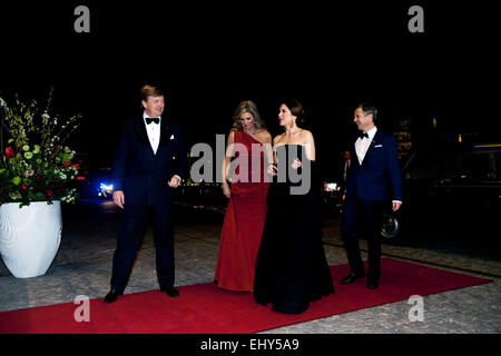 Kopenhagen, Dänemark. 18. März 2015. Niederländischer König Willem-Alexander (links) und Königin Máxima (zweiter, von links) begrüßen dänische Kronprinz Frederik und Kronprinzessin Mary Black Diamond in Kopenhagen, wo die niederländische Königspaar ihrer Rückkehr Anordnung Credit hosten: OJPHOTOS/Alamy Live News Stockfoto