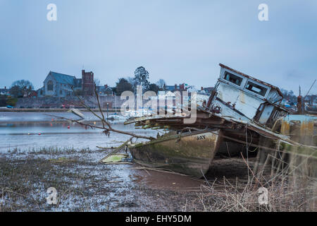 Boot-Wracks auf Fluß Exe in Topsham in der Nähe von Exeter, UK. Stockfoto
