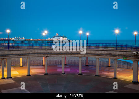 Abend am Meer in Eastbourne, East Sussex, England.