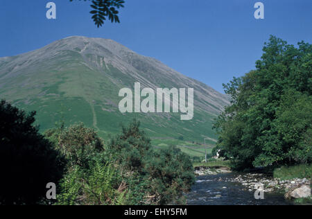 Mosedale Beck von Weg von unten in die Dale Brücke zum Wasdale Head Great Gable hinter, Cumbria Stockfoto