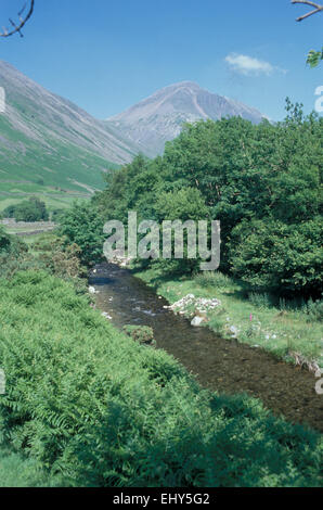 Mosedale Beck von Pfad-Formular unten in der Dale-Brücke nach Wasdale Head Cumbria.  Großen Giebel hinter. Stockfoto