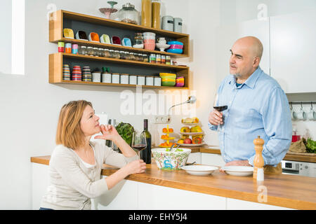 Älteres paar sprechen in Küche Stockfoto