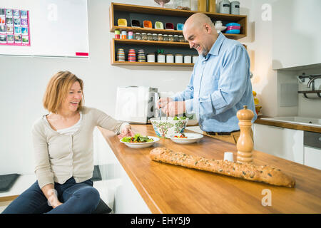 Älteres Paar in Küche und bereitet Salat Stockfoto