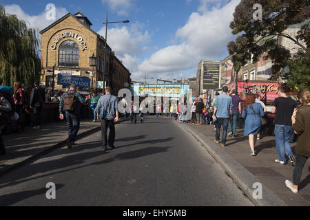 Chalk Farm Road Camden Sonntagsmarkt Geschäfte London England UK Europe Stockfoto