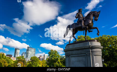 Statue von George Washington und der Skyline von Boston, gesehen aus dem Boston Commons. Stockfoto