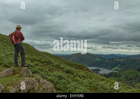 Wanderer genießen Sie den Blick in Richtung Grasmere, Cumbria, im Nationalpark Lake District, England, Großbritannien, Vereinigtes Königreich. Stockfoto