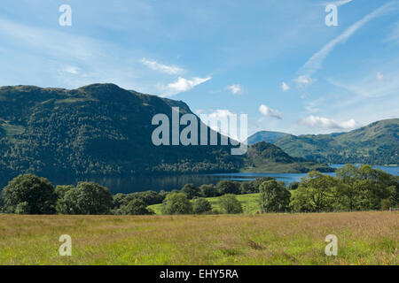 Blick auf Ullswater an einem perfekten Sommertag in den Lake District National Park, Cumbria, England, Großbritannien, Vereinigtes Königreich. Stockfoto