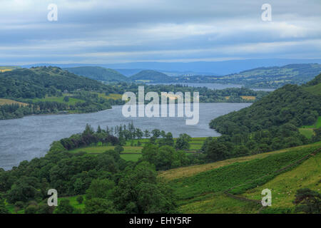 Blick auf den See mit Bäumen, Hügeln und Feldern, Sandwick Bay Ullswater, The Lake District, England, Großbritannien, Vereinigtes Königreich, UK. Stockfoto