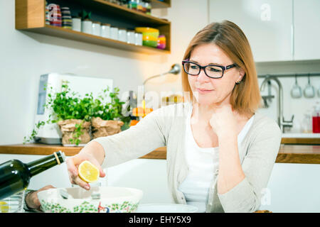 Ältere Frau, die Zitrone in der hand halten Stockfoto