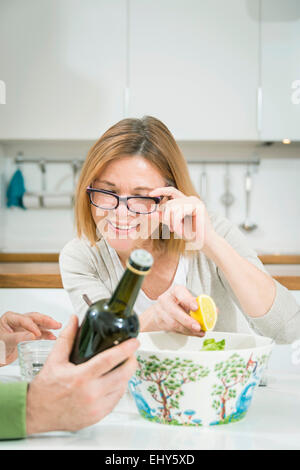 Ältere Frau liest Tag auf Ölflasche Stockfoto