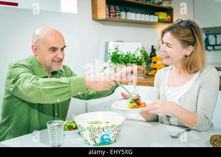Älteres Paar gemeinsam in der Küche Essen Stockfoto