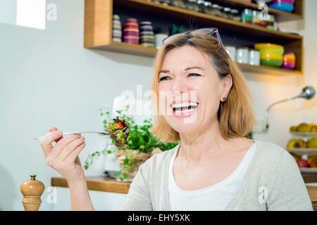 Ältere Frau essen Salat Stockfoto
