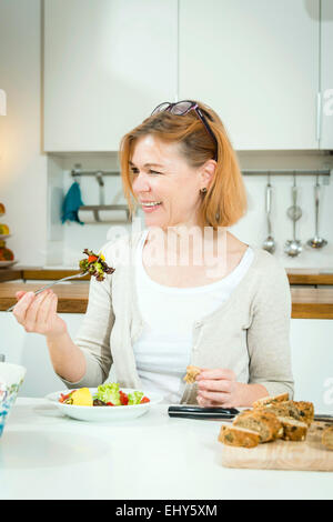 Ältere Frau essen Salat Stockfoto