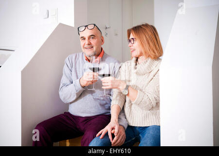 Älteres paar trinkt ein Glas Rotwein Stockfoto