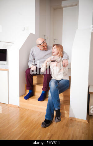 Älteres paar trinkt ein Glas Rotwein Stockfoto