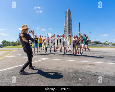 Eine Gruppe von Studenten Tour springt, wie ihr vor dem Denkmal für die Revolution in der Revolution quadratisch, Havanna, Kuba Foto Stockfoto