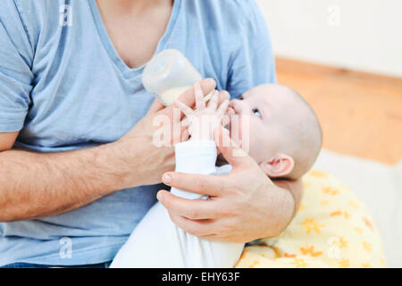 Vater Fütterung Baby boy Stockfoto