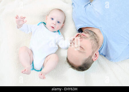 Vater mit Baby entspannend Stockfoto