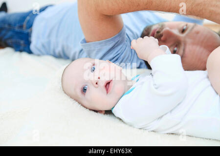 Vater mit Baby entspannend Stockfoto