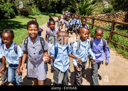 Johannesburg Südafrika, Zoo, schwarzer männlicher Junge Jungen Kinder Mädchen Mädchen, weibliche Jugendliche, Studenten Klasse Feldausflug, Uniform, SAfri150304040 Stockfoto