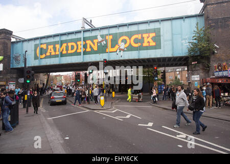 Chalk Farm Road Camden Sonntagsmarkt Geschäfte London England UK Europe Stockfoto