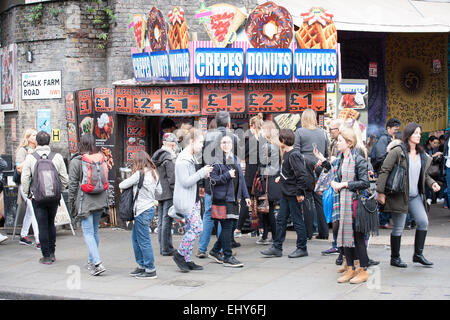 Chalk Farm Road Camden Sonntagsmarkt Geschäfte London England UK Europe Stockfoto