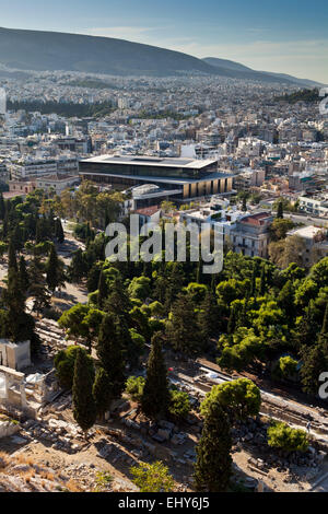 Das neue Akropolis-Museum und die Skyline der Stadt von Athen in Griechenland. Stockfoto