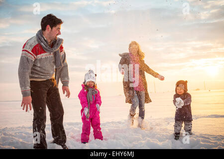 Glückliche Familie herumalbern im Schnee Stockfoto