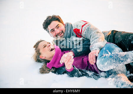 Paar herumalbern im Schnee Stockfoto