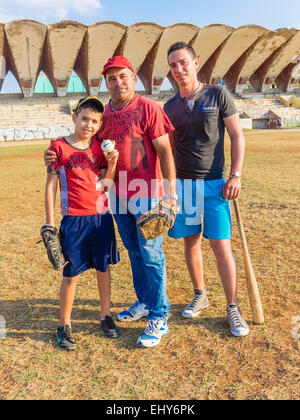 Stellen Sie zwei Generationen der Kubaner, Vater Söhne zusammen während der Pause vom spielen Baseball in ein Stadion Field in Havanna, Kuba. Stockfoto