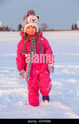 Kleines Mädchen in Schneelandschaft Stockfoto