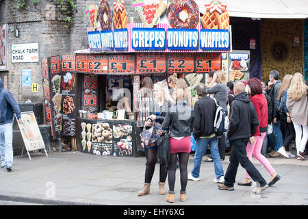 Chalk Farm Road Camden Sonntagsmarkt Geschäfte London England UK Europe Stockfoto