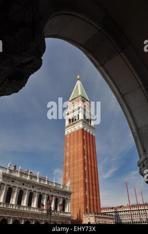 Markusplatz Campanile, eingerahmt zwischen einem Bogen, Venedig - Italien Stockfoto