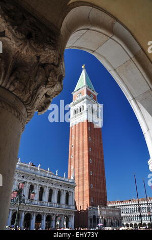 Markusplatz Campanile, eingerahmt zwischen einem Bogen, Venedig - Italien Stockfoto