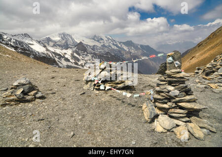 Gebetsfahnen im Himalaya-Gebirge in Nepal Stockfoto