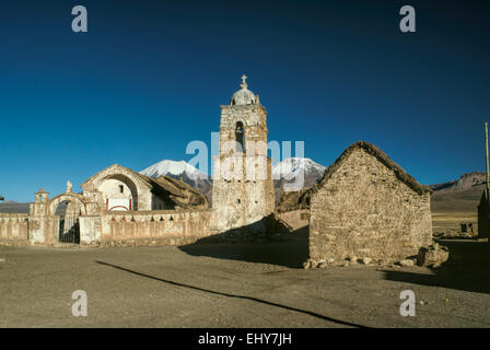 Malerischen alten Steinkirche im Sajama Nationalpark in Bolivien Stockfoto