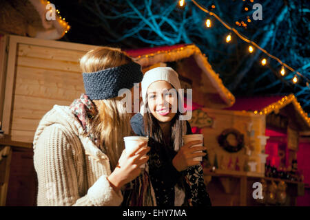 Zwei Frauen trinken Punsch am Weihnachtsmarkt Stockfoto