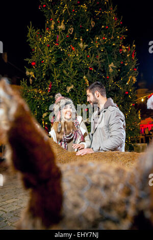 Glückliches junges Paar am Weihnachtsmarkt Stockfoto