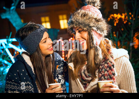 Zwei Frauen, die Spaß am Weihnachtsmarkt Stockfoto