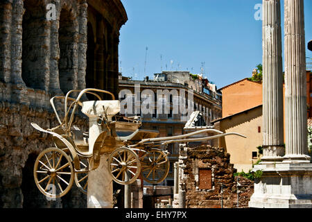 Goldene Kutsche, „die Koah“-Einspielung vor dem Teatro Marcello und Säulen aus dem Tempel von Apollo Sosiano, Marcellus Theatre Theatre. Rom, Italien Stockfoto