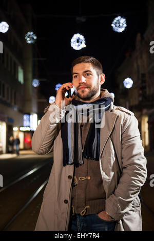 Porträt des jungen Mannes mit Smartphone Stockfoto