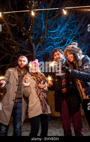 Gruppe von Freunden mit Wunderkerzen Spaß Stockfoto