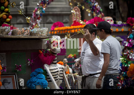 Mexico City, Mexiko. 18. März 2015. Mitarbeiter arrangieren Requisiten für die Dreharbeiten des neuen James Bond Films Gespenst in der Innenstadt von Mexiko-Stadt, Hauptstadt von Mexiko, am 18. März 2015. Bildnachweis: Alejandro Ayala/Xinhua/Alamy Live-Nachrichten