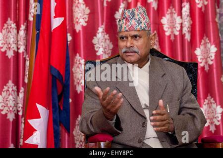 Kathmandu, Nepal. 18. März 2015. Nepali Präsident Ram Baran Yadav erhält ein Interview mit Xinhua in Kathmandu, Nepal, 18. März 2015. Nepali Präsident Ram Baran Yadav hat Hoffnung Ausdruck, dass seine Begegnung mit chinesischen Staatspräsidenten Xi Jinping während der bevorstehenden Boao Forum for Asia Annual Conference 2015 produktiv bei der Stärkung der bilateraler Beziehungen wäre. © Pratap Thapa/Xinhua/Alamy Live-Nachrichten Stockfoto