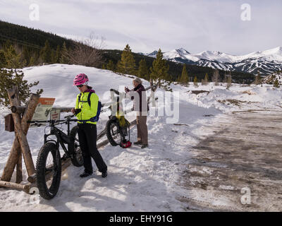 Frauen machen Sie sich bereit für eine Fahrt außerhalb Breckenridge, Colorado. Stockfoto