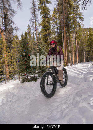 Frau reitet ein fat-Bike, Breckenridge, Colorado. Stockfoto