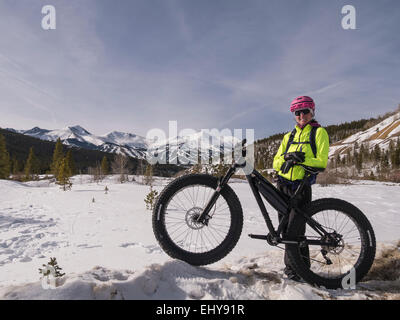 Reiter und ihre fat Bike, Breckenridge, Colorado. Stockfoto