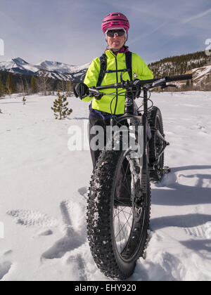 Frau und ihr fat Bike, Breckenridge, Colorado. Stockfoto