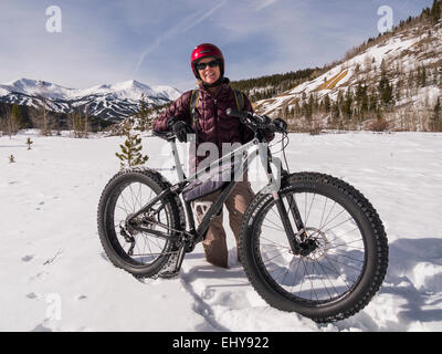 Reiter und ihre fat Bike, Breckenridge, Colorado. Stockfoto